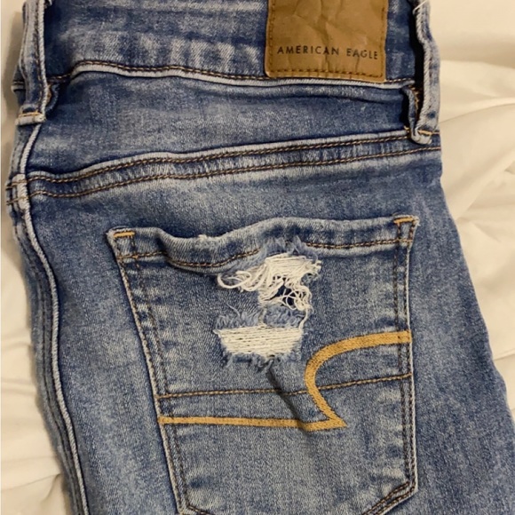 Brand new American Eagle size 2 gently used ripped jeans - Picture 3 of 7